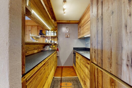 cuisine avec tile floor, sol en carrelage, inside property, plans de travail, et four