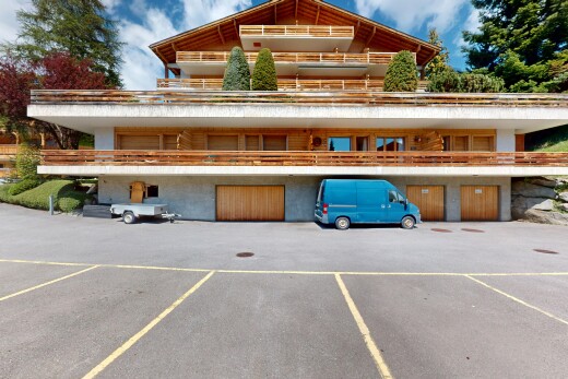 façade avec parking, property visible, et day time