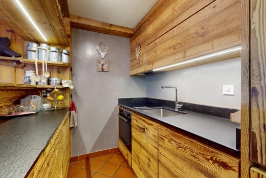 cuisine avec évier, four, tile floor, sol en carrelage, et inside property