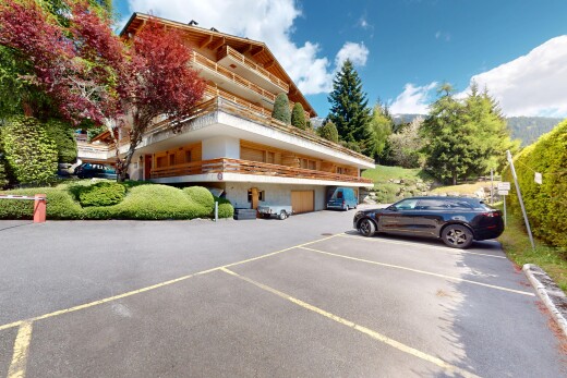 façade avec property visible, parking, day time, et balcon