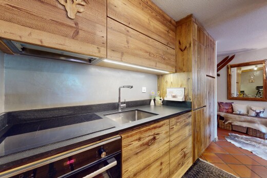 cuisine avec four, évier, inside property, plaque de cuisson, et cloison sèche