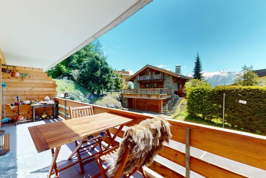 balcon avec from property, coin repas extérieur, day time, et escaliers
