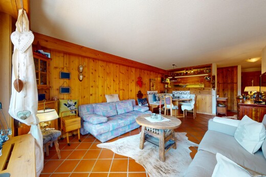 salon / salle à manger avec inside property, wood wall, mur en bois, tile floor, et sol en carrelage