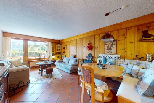 wohn- / esszimmer mit spritzputz decke, textured ceiling, natürliches licht, natural light, und inside property