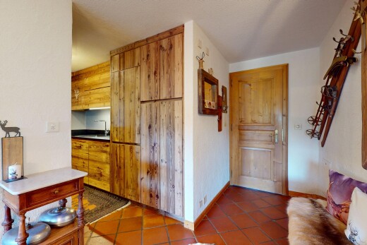 couloir avec baseboards wall, plinthes murales, inside property, tile floor, et sol en carrelage