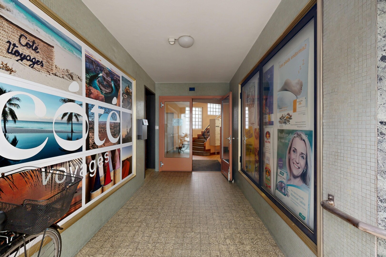 halle / korridor mit vinyl floor, vinylboden, vinyl tile, light floor, und inside community