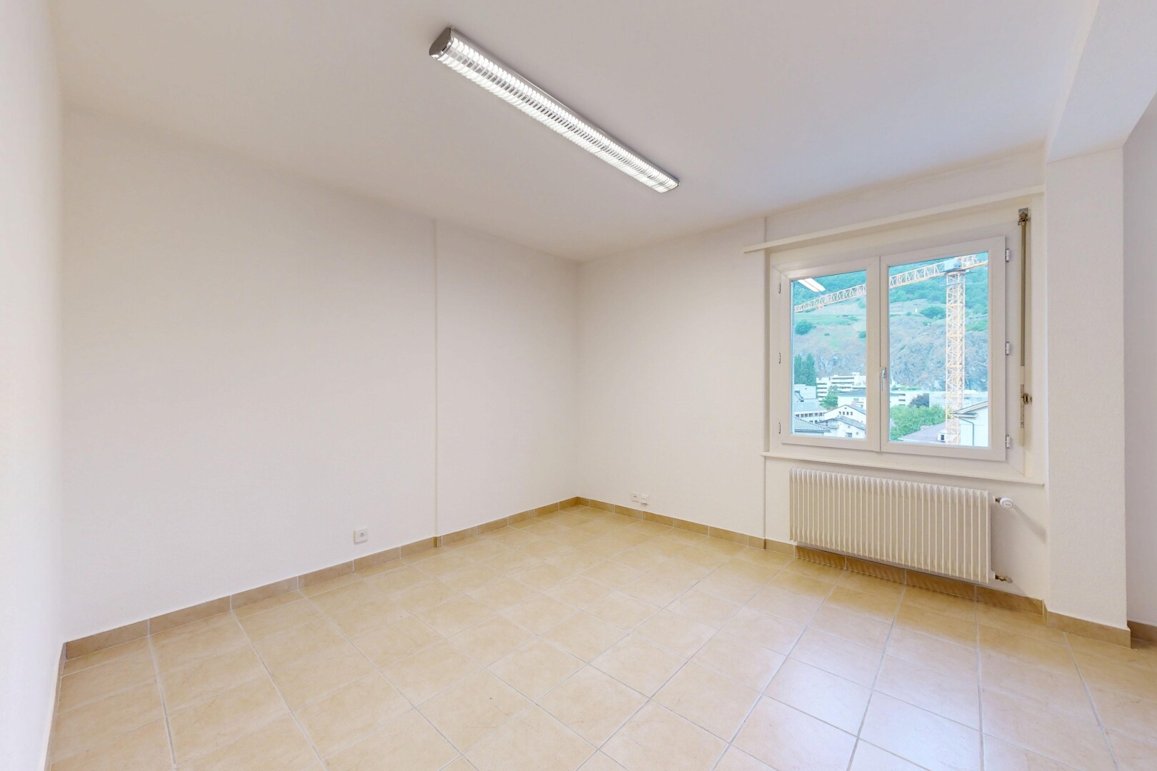 leerer raum mit kühler, inside property, natürliches licht, natural light, und gipskartonwand