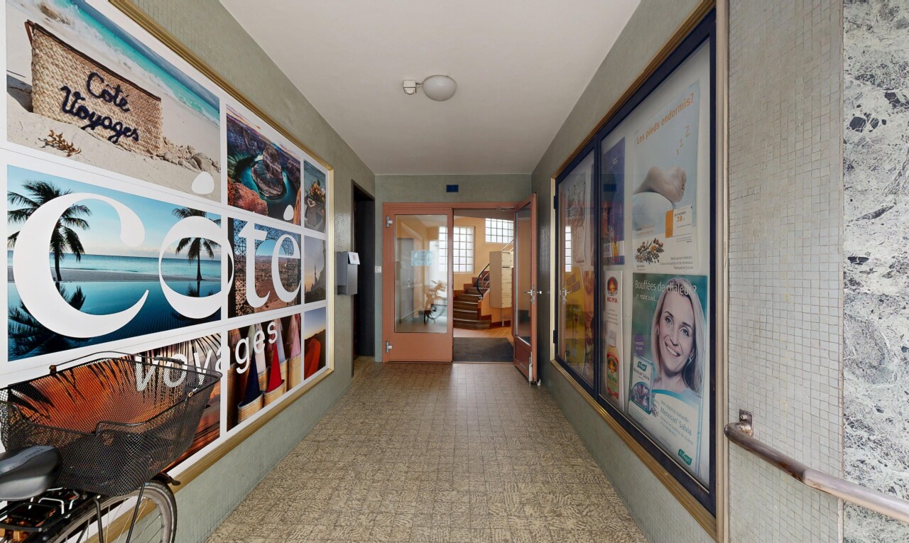 halle / korridor mit vinyl floor, vinylboden, vinyl tile, light floor, und inside community