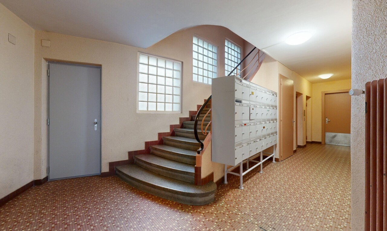 rezeption / lobby mit carpet, natural light, postbereich, drywall, und inside community