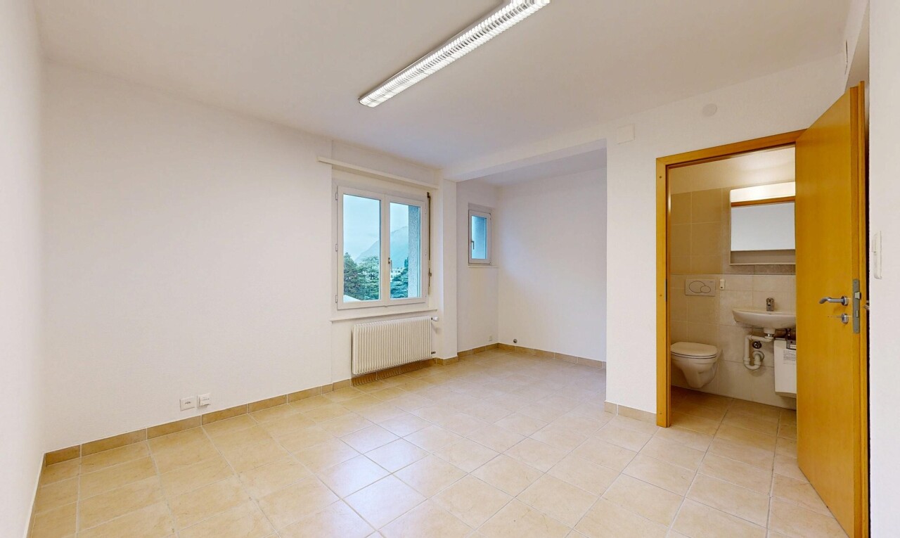 leerer raum mit light floor, natürliches licht, natural light, kühler, und inside property
