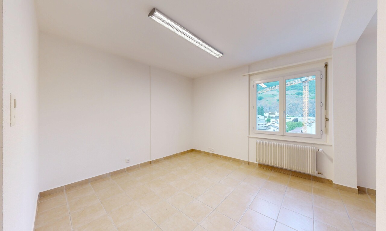 leerer raum mit kühler, inside property, natürliches licht, natural light, und gipskartonwand