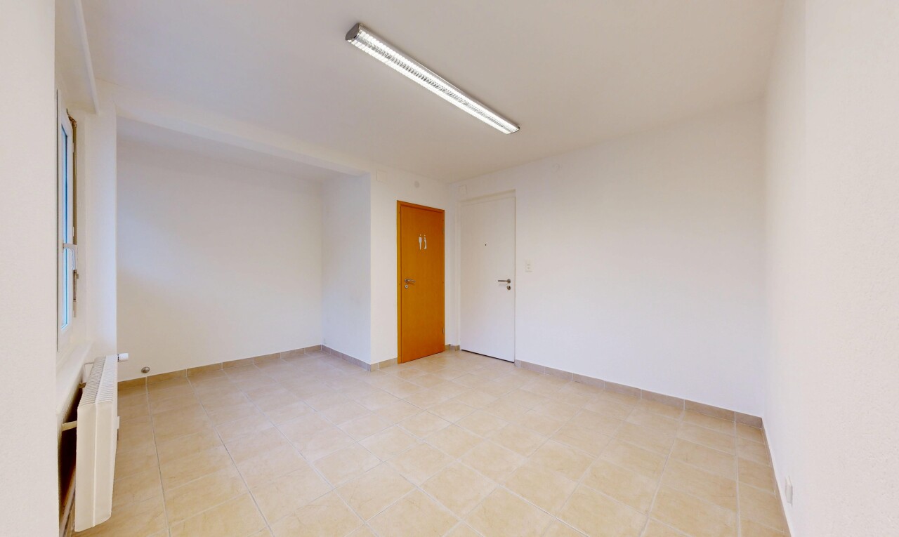 leerer raum mit inside property, drywall, gipskartonwand, kühler, und light floor