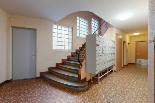 rezeption / lobby mit carpet, natural light, postbereich, drywall, und inside community