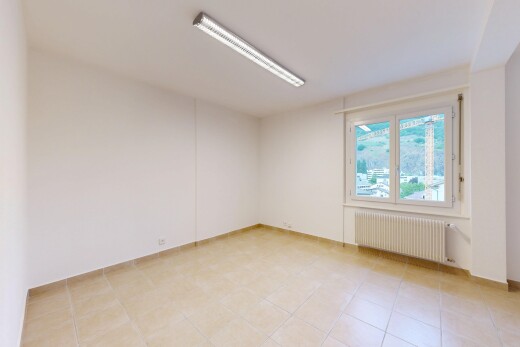 leerer raum mit kühler, inside property, natürliches licht, natural light, und gipskartonwand