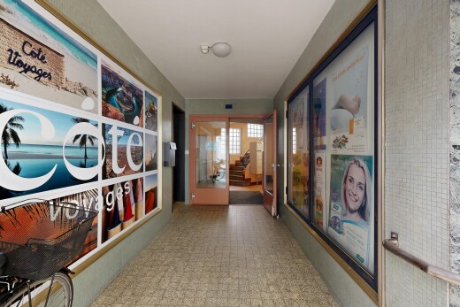 halle / korridor mit vinyl floor, vinylboden, vinyl tile, light floor, und inside community