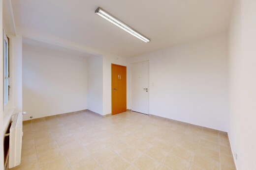 leerer raum mit inside property, drywall, gipskartonwand, kühler, und light floor