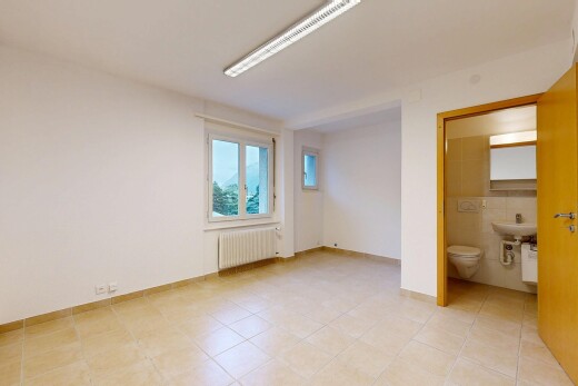 leerer raum mit light floor, natürliches licht, natural light, kühler, und inside property