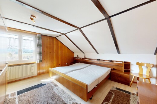 zimmer / schlafzimmer mit kühler, inside property, zusätzliches zimmer, wood wall, und holzwand