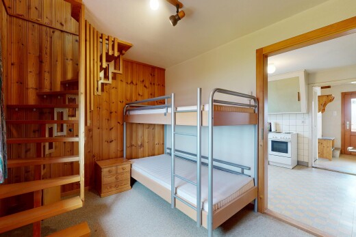 zimmer / schlafzimmer mit inside property, drywall, gipskartonwand, fußleistenheizung, und carpet