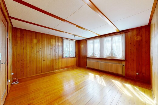leerer raum mit kühler, holzfußboden, wood finish floor, inside property, und hardwood floor