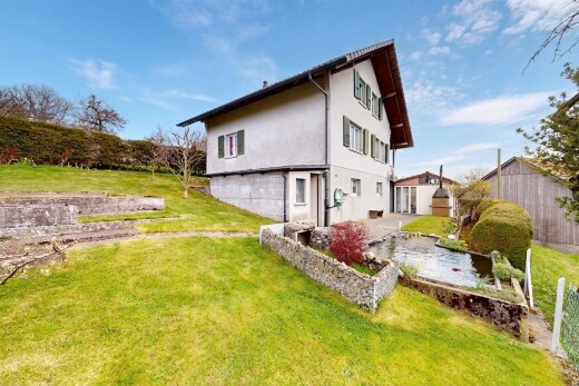 façade avec pelouse, property visible, bardage en stuc, clôture, et day time