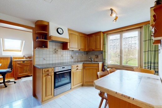 cuisine avec armoires en arc, arched cabinets, étagères ouvertes, open shelves, et hotte