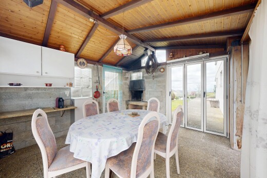 salle à manger avec inside property, natural light, lumière naturelle, beamed ceiling, et plafond à poutres