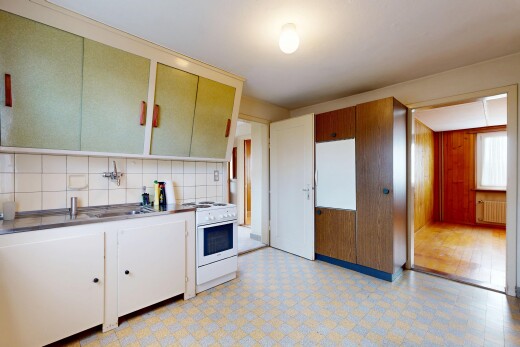 cuisine avec sol en vinyle, vinyl floor, light floor, cuisinière, et vinyl tile