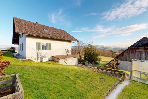 façade avec from property, bardage en stuc, pelouse, structure extérieure, et day time