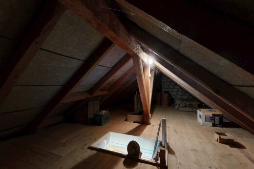 leerer raum mit vaulted ceiling, dachschräge, light floor, wood finish floor, und holzfußboden