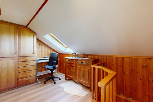 bureau avec plafond bas, low ceiling, mur en bois, wood wall, et puits de lumière