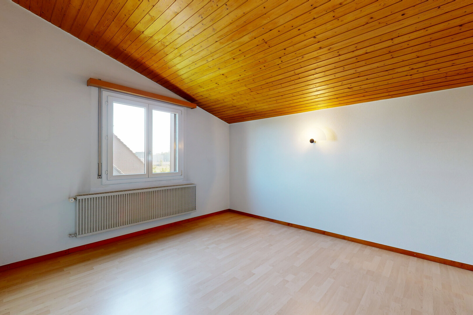 leerer raum mit wood ceiling, holzdecke, vaulted ceiling, dachschräge, und kühler