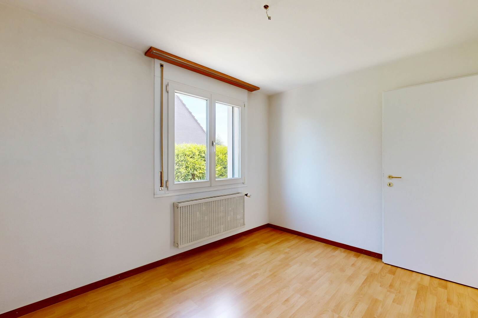 leerer raum mit kühler, drywall, gipskartonwand, light floor, und wood finish floor
