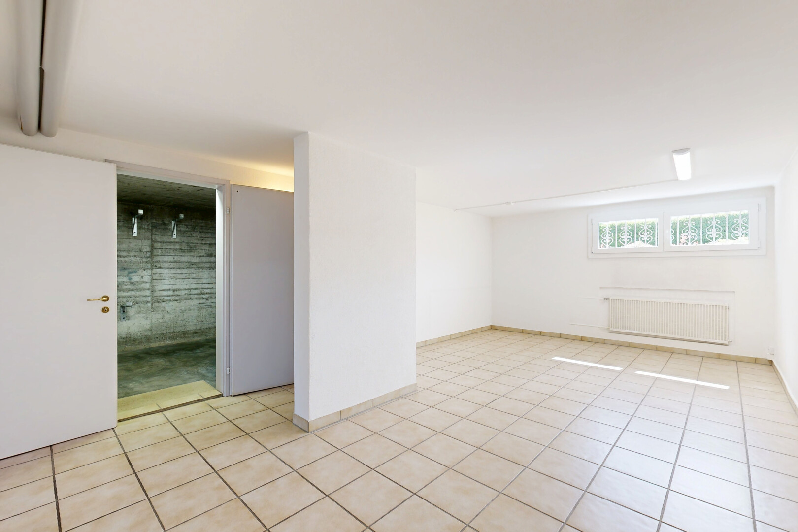 leerer raum mit kühler, keller, drywall, gipskartonwand, und light floor