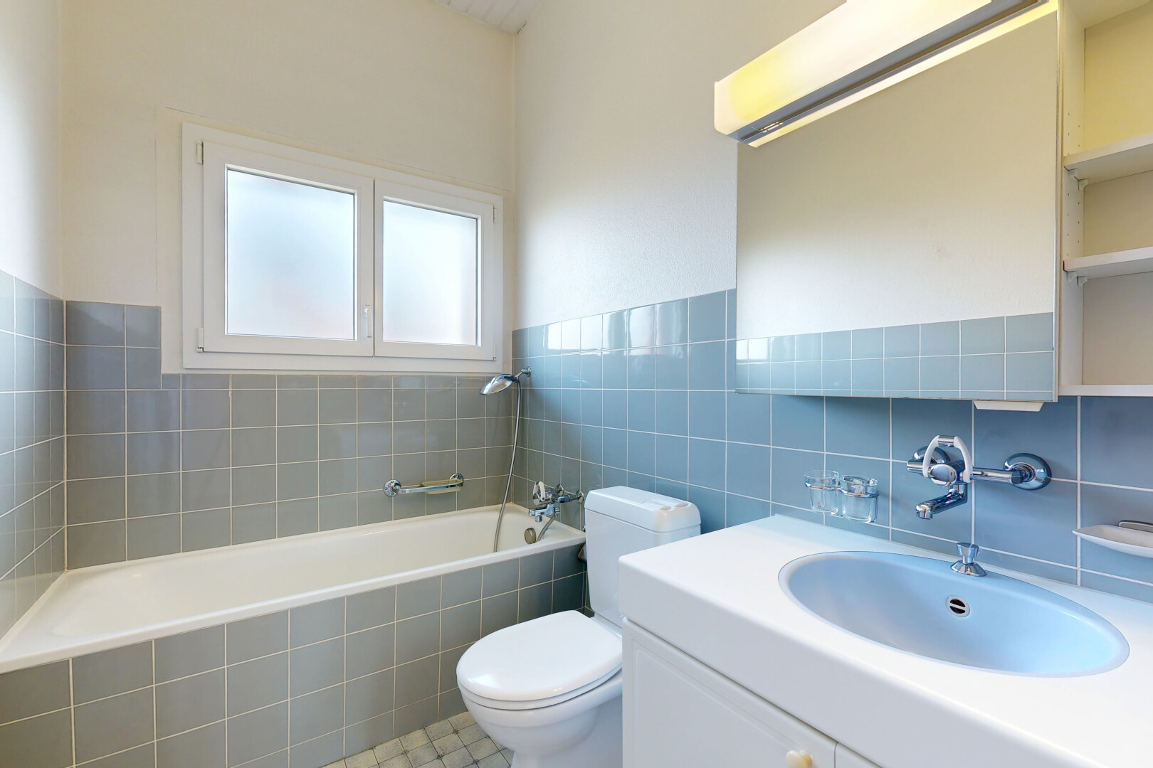 bad mit spiegel, waschbecken, komplettes badezimmer, toilette, und bad