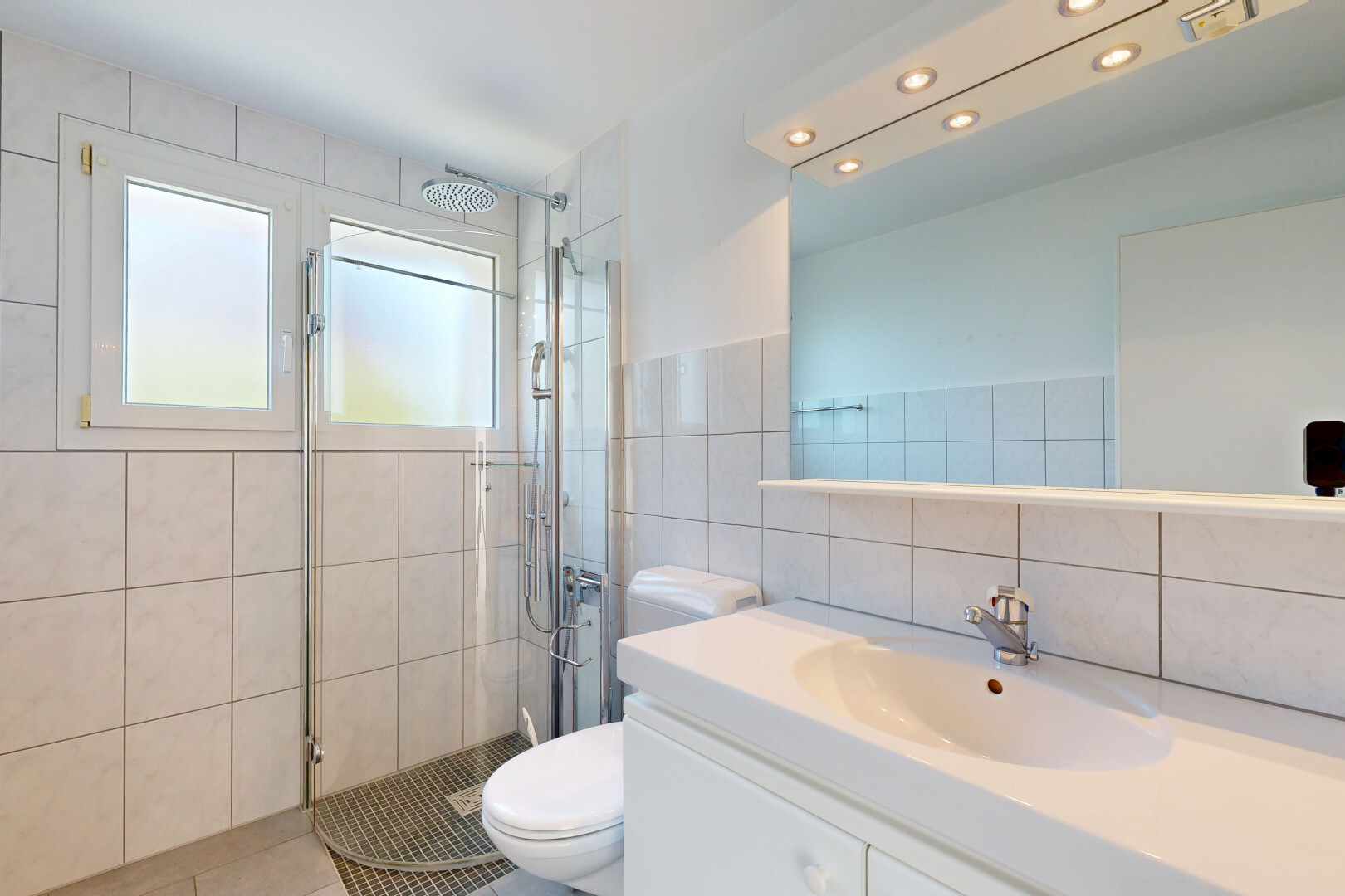 bad mit dusche, toilette, komplettes badezimmer, schminktisch, und waschbecken