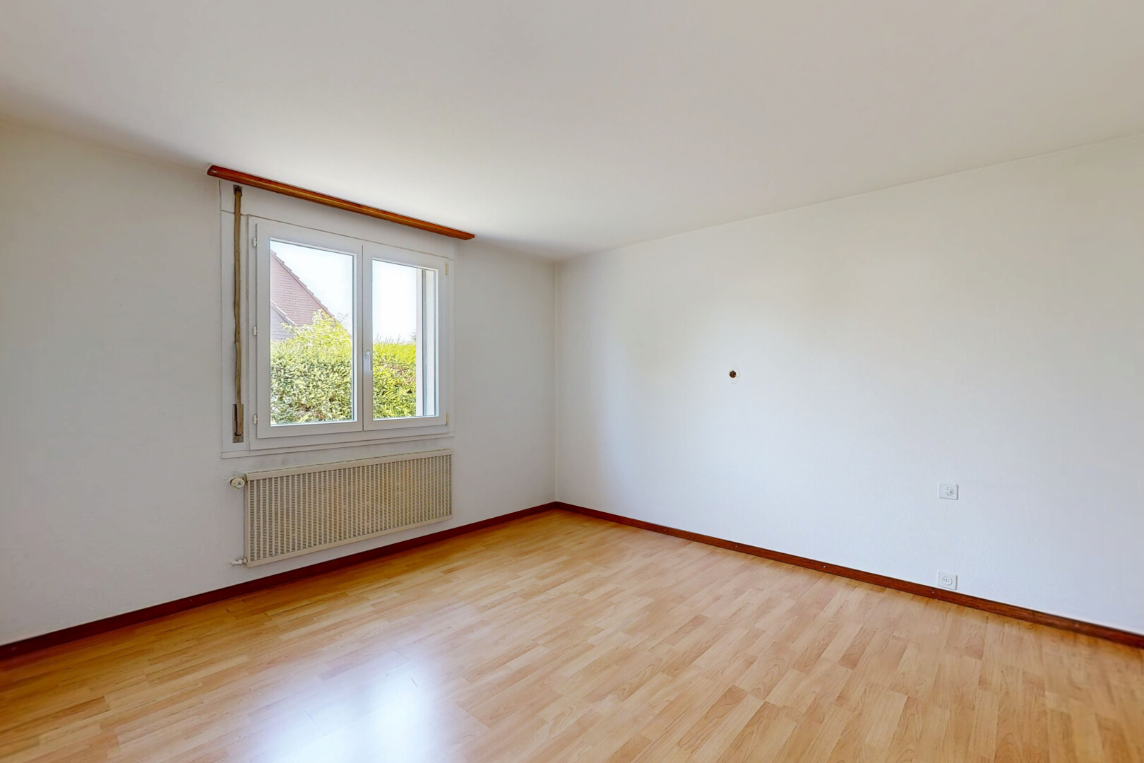 leerer raum mit kühler, drywall, gipskartonwand, wood finish floor, und holzfußboden