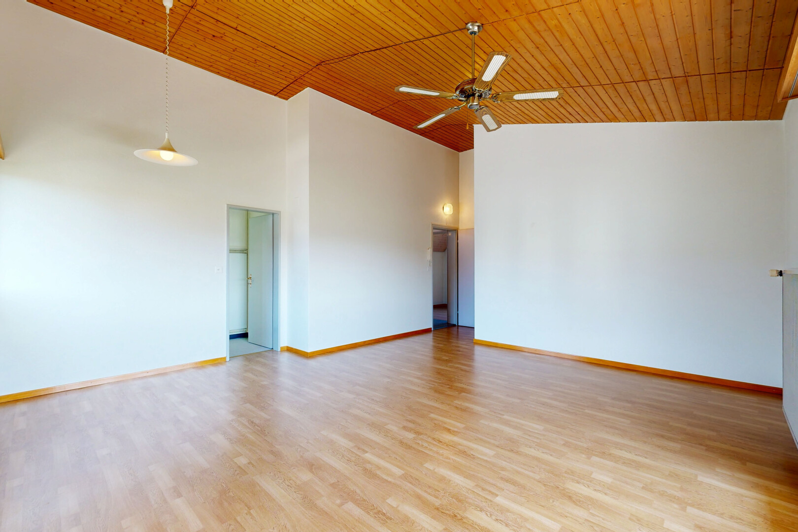 leerer raum mit wood ceiling, holzdecke, drywall, gipskartonwand, und high ceiling