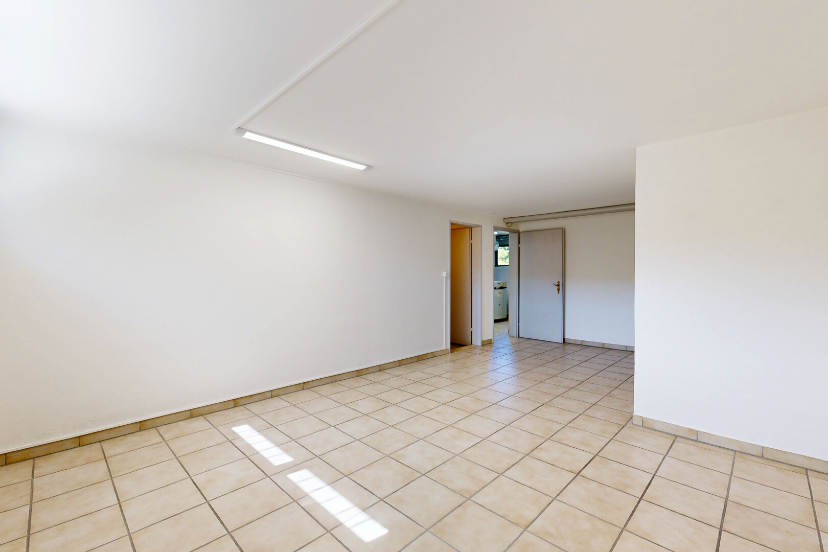 leerer raum mit light floor, drywall, gipskartonwand, tile floor, und fliesenboden