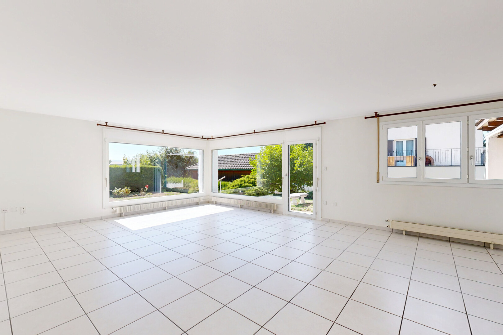 leerer raum mit light floor, gipskartonwand, drywall, natürliches licht, und fliesenboden