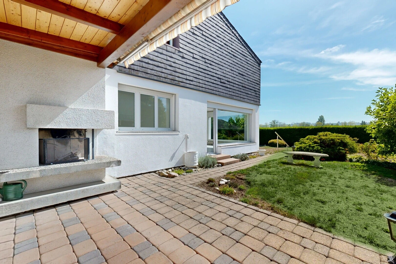 terrasse mit kamin, rasen, from property, terrasse, und day time