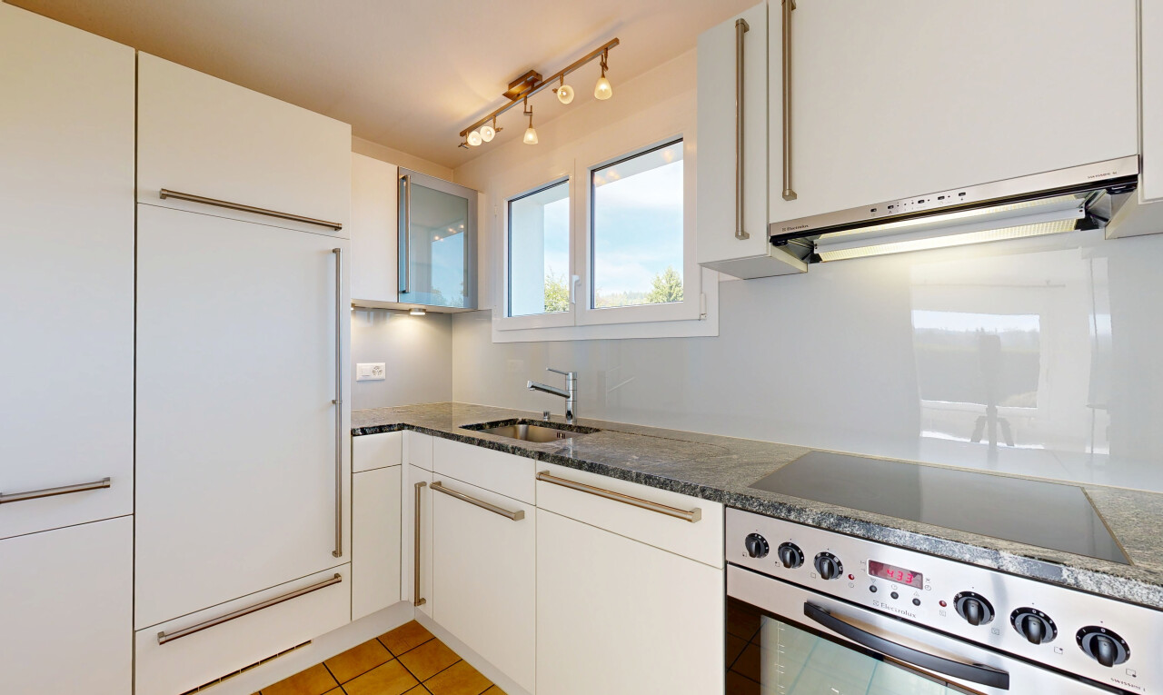 küche mit ofen, white cabinets, weiße schränke, deckenbeleuchtung, und dark countertops