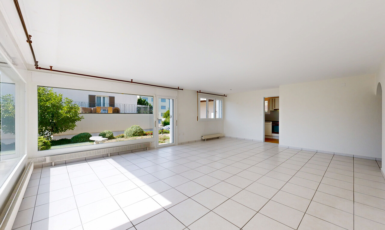 leerer raum mit light floor, drywall, gipskartonwand, inside property, und tile floor