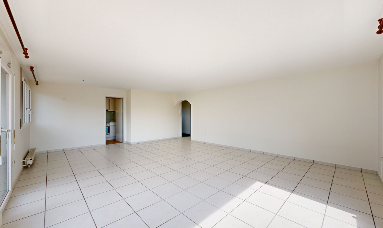 leerer raum mit gewölbte gehwege, light floor, gipskartonwand, drywall, und inside property