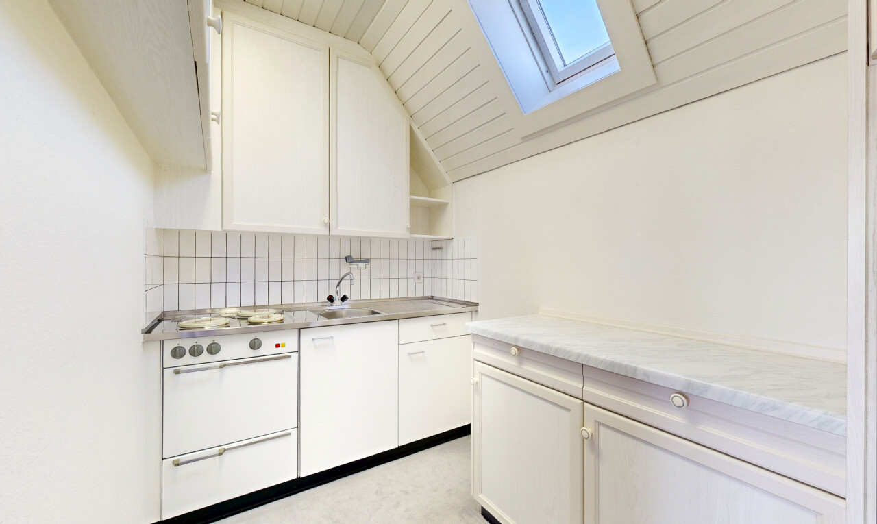 küche mit dachfenster, light countertops, arbeitsplatten, light floor, und shaker cabinets