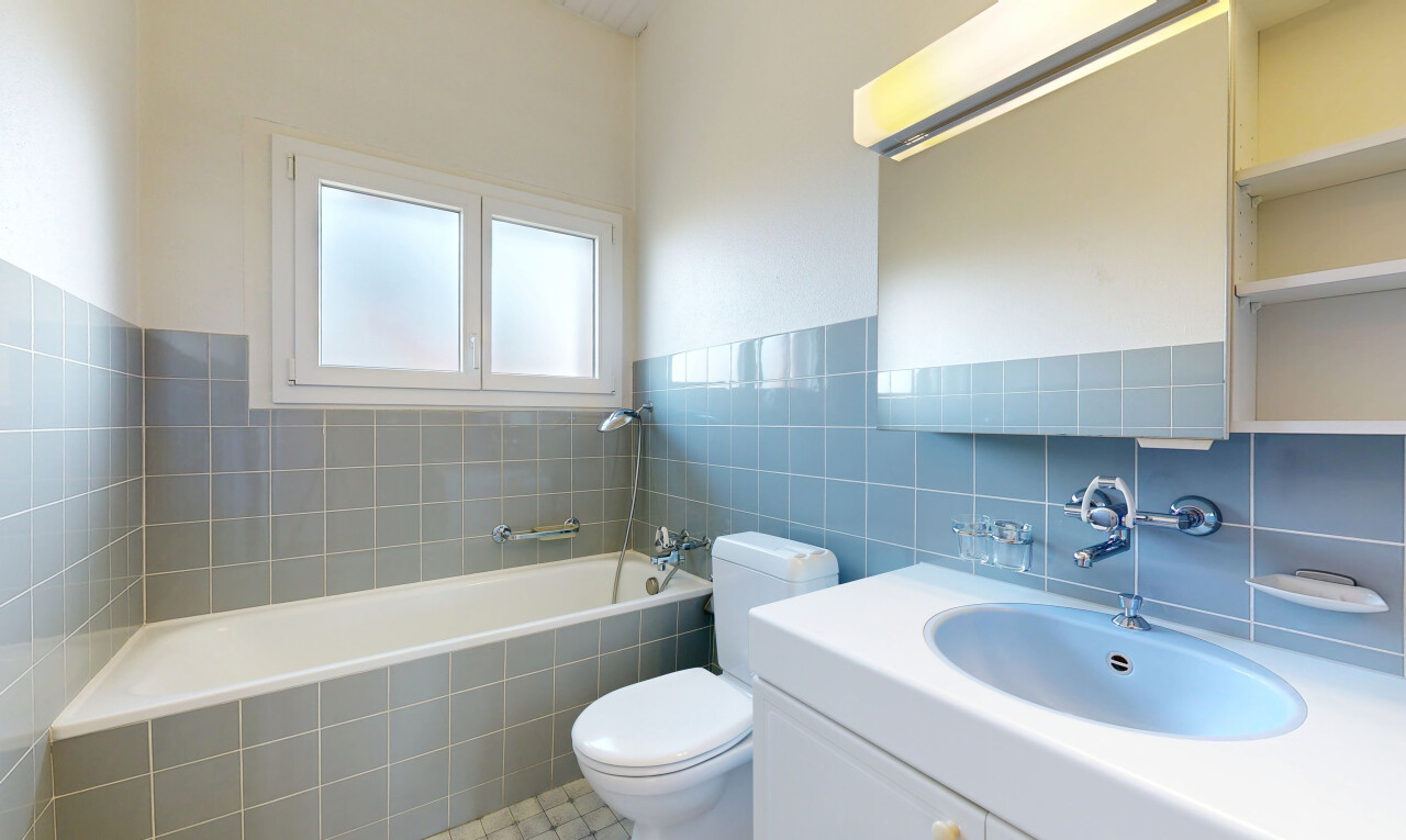 bad mit spiegel, waschbecken, komplettes badezimmer, toilette, und bad