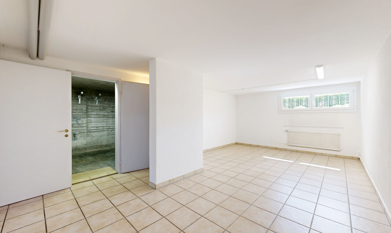 leerer raum mit kühler, keller, drywall, gipskartonwand, und light floor