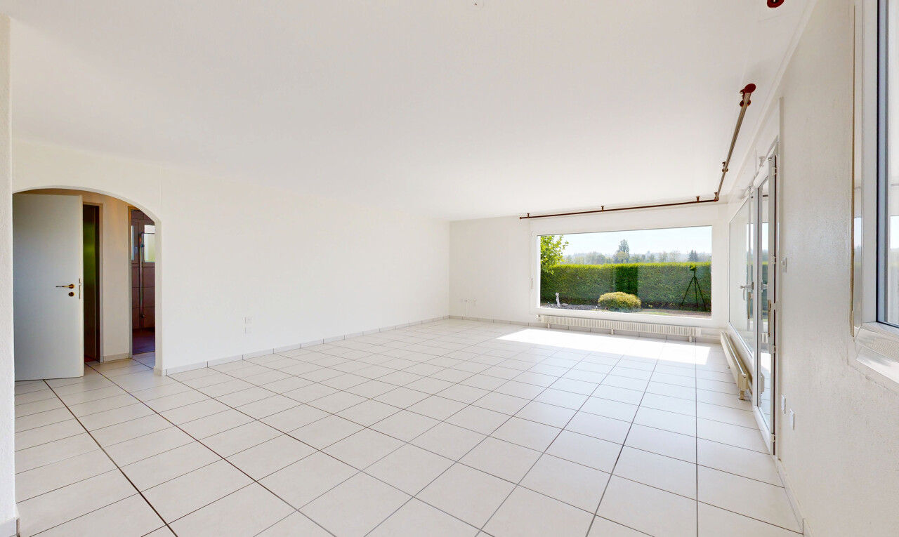 leerer raum mit light floor, gewölbte gehwege, drywall, gipskartonwand, und tile floor