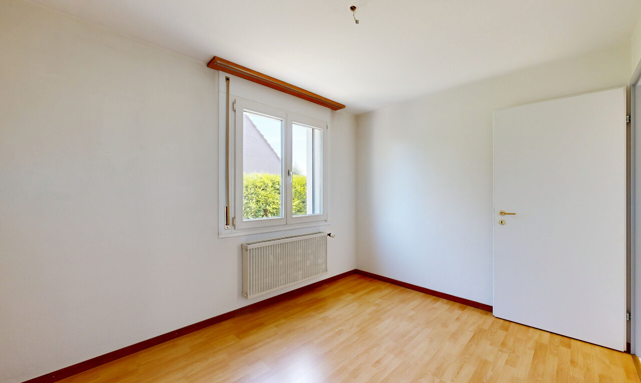 leerer raum mit kühler, drywall, gipskartonwand, light floor, und wood finish floor