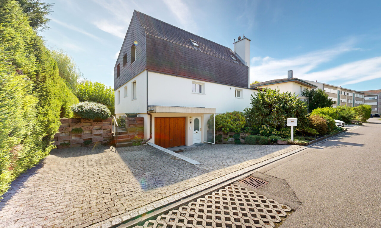 außenansicht mit schornstein, day time, auffahrt, eingebaute garage, und horizontale verkleidung
